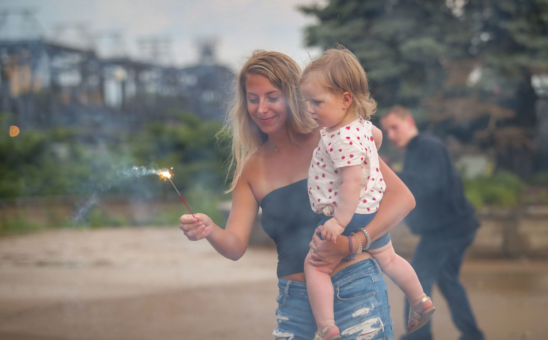 070419-mda-nws-redwhiteboom-010